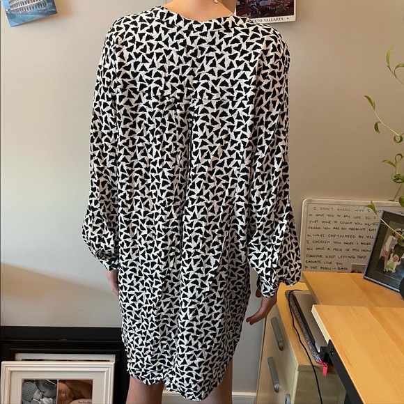 Flowy dress with balloon sleeves - Picture 3 of 3